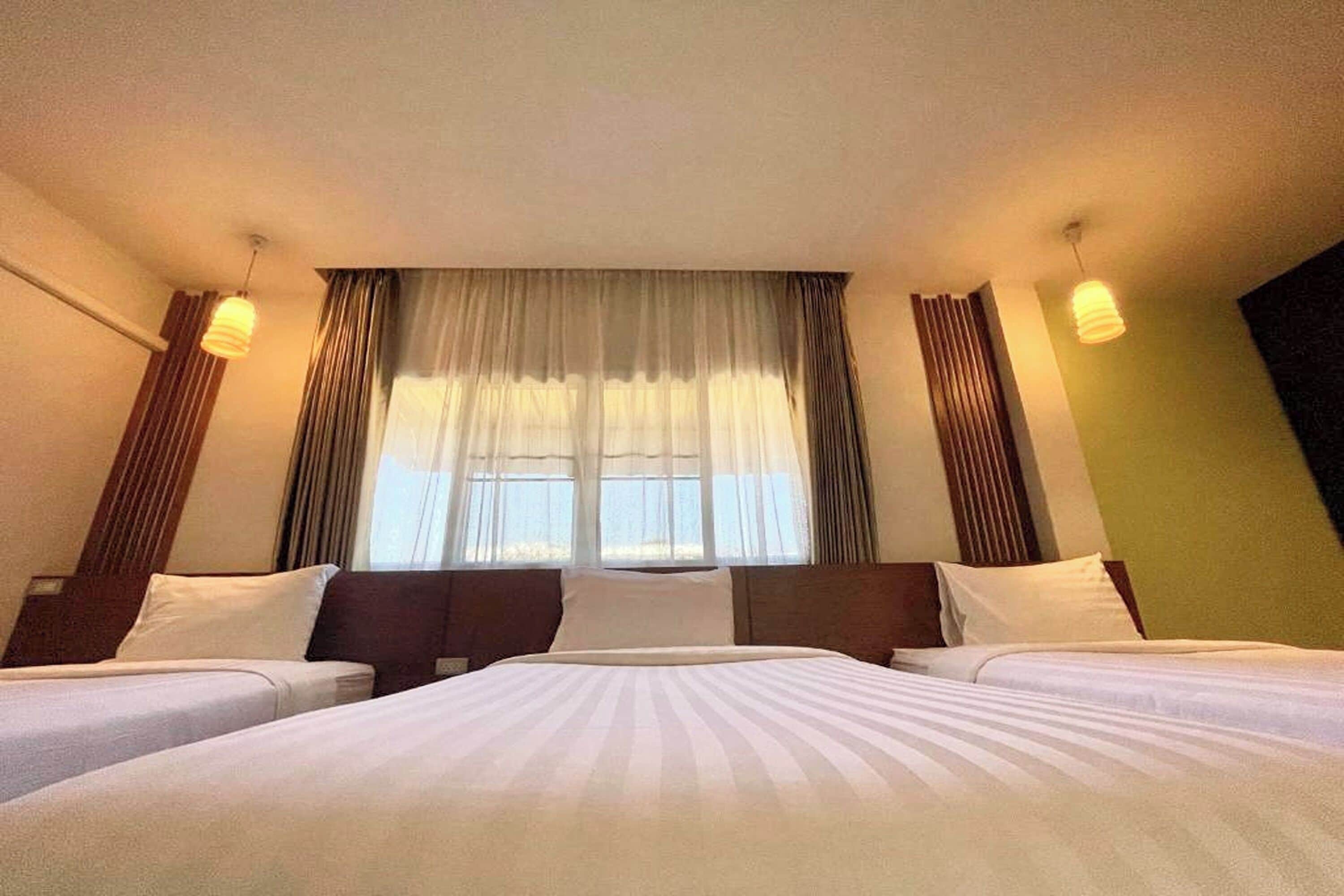 Superior Triple Room | Desk, iron/ironing board, free WiFi, bed sheets