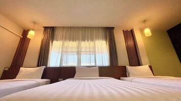 Superior Triple Room | Desk, iron/ironing board, free WiFi, bed sheets