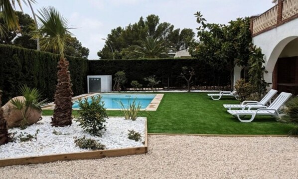 Una piscina cubierta, una piscina al aire libre