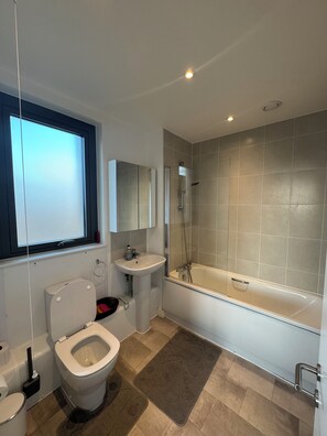 Séchoir à cheveux, serviettes fournies, savon, papier de toilette