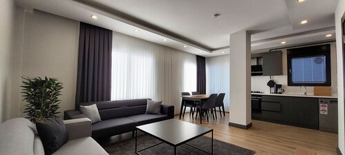 Professionally Maintained Spacious New Suites 4