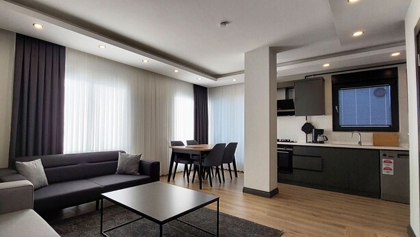 Ein modernes Wohnzimmer mit einer Couch, einem Couchtisch und einem Essbereich.