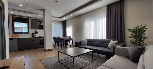 Professionally Maintained Spacious New Suites 5