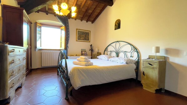 2 dormitorios, escritorio, tabla de planchar con plancha y wifi gratis