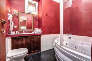 Een douche, een bubbelbad, een haardroger, een bidet