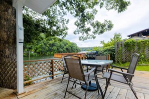 Outdoor dining - Escape to Sunset Cove, a serene lakeside retreat with modern comforts, stunning views (Dublin)
