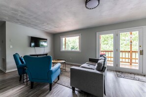 TV - Escape to Sunset Cove, a serene lakeside retreat with modern comforts, stunning views (Dublin)