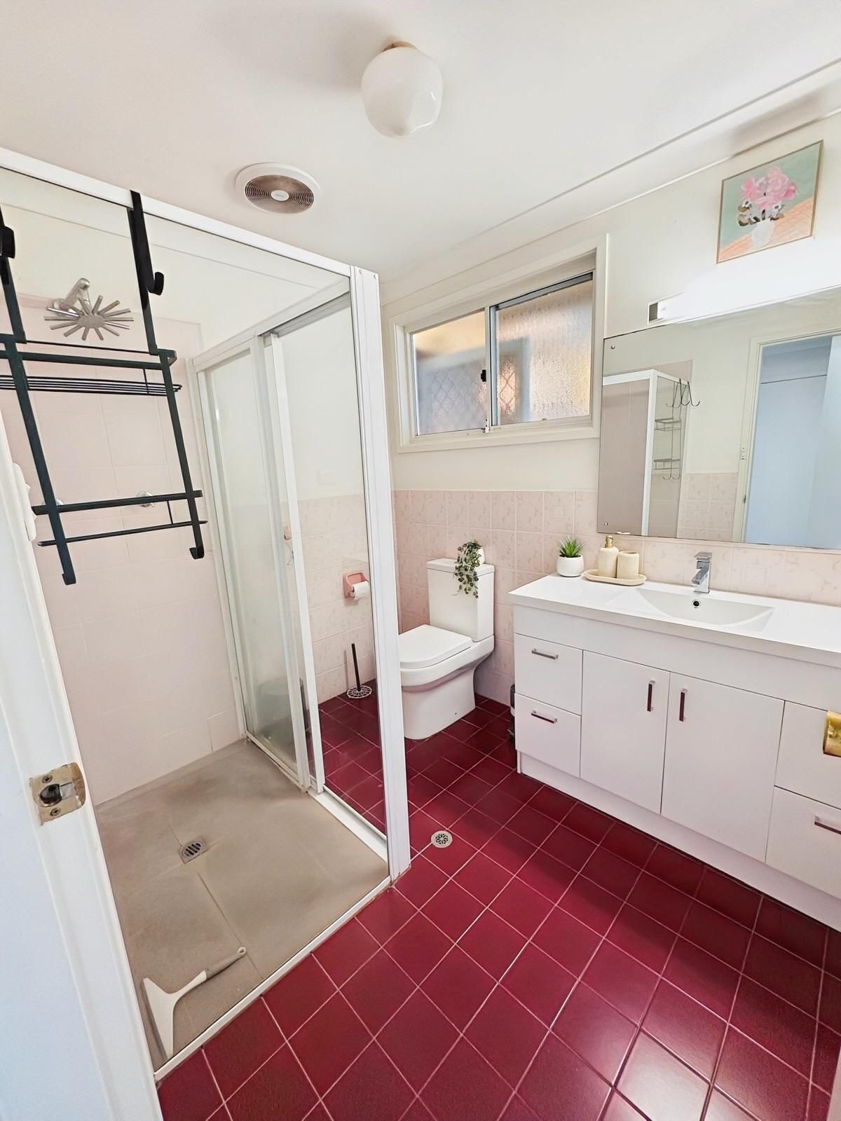 Suihku, hiustenkuivaaja, pyyhkeet, saippua