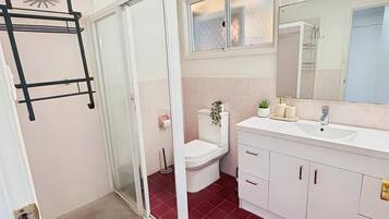 Suihku, hiustenkuivaaja, pyyhkeet, saippua