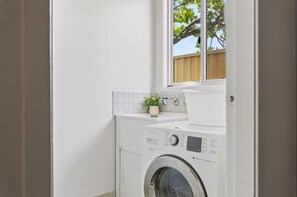 Interior - Entire Home- 5 Min to Parramatta,Westmead Hospital,Commbank stadium (Wentworthville)