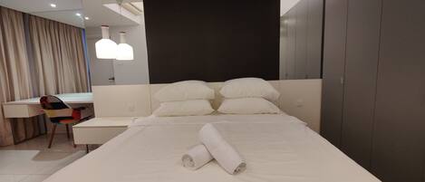 2 室のベッドルーム、セーフティボックス (室内)、デスク、アイロン / アイロン台