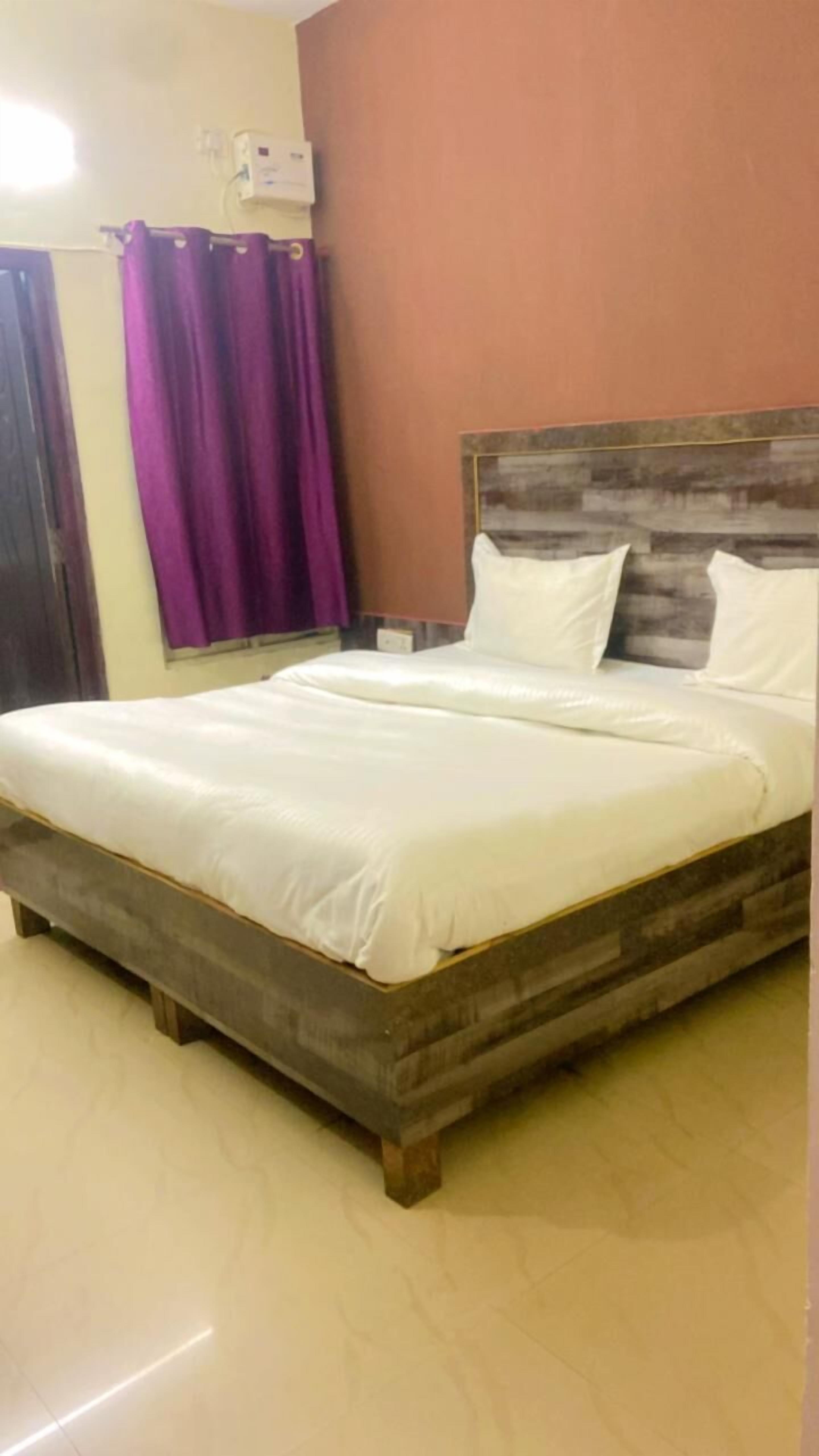 Habitación básica doble, balcón, vista a la ciudad | Sala de estar