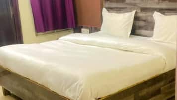 Basic Double Room, Balcony, City View | Living room