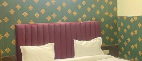 Basic Double Room, Balcony, City View | Living room