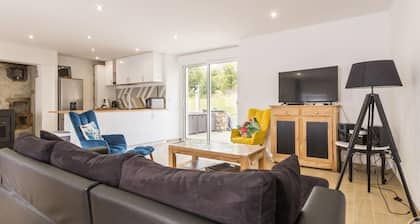 Stone family home with spa and garden in Tollevast