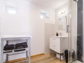Bathroom - Stone family home with spa and garden in Tollevast (Tollevast)