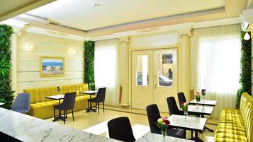 Televisión LCD de 60 cm con canales por cable, un reproductor de DVD