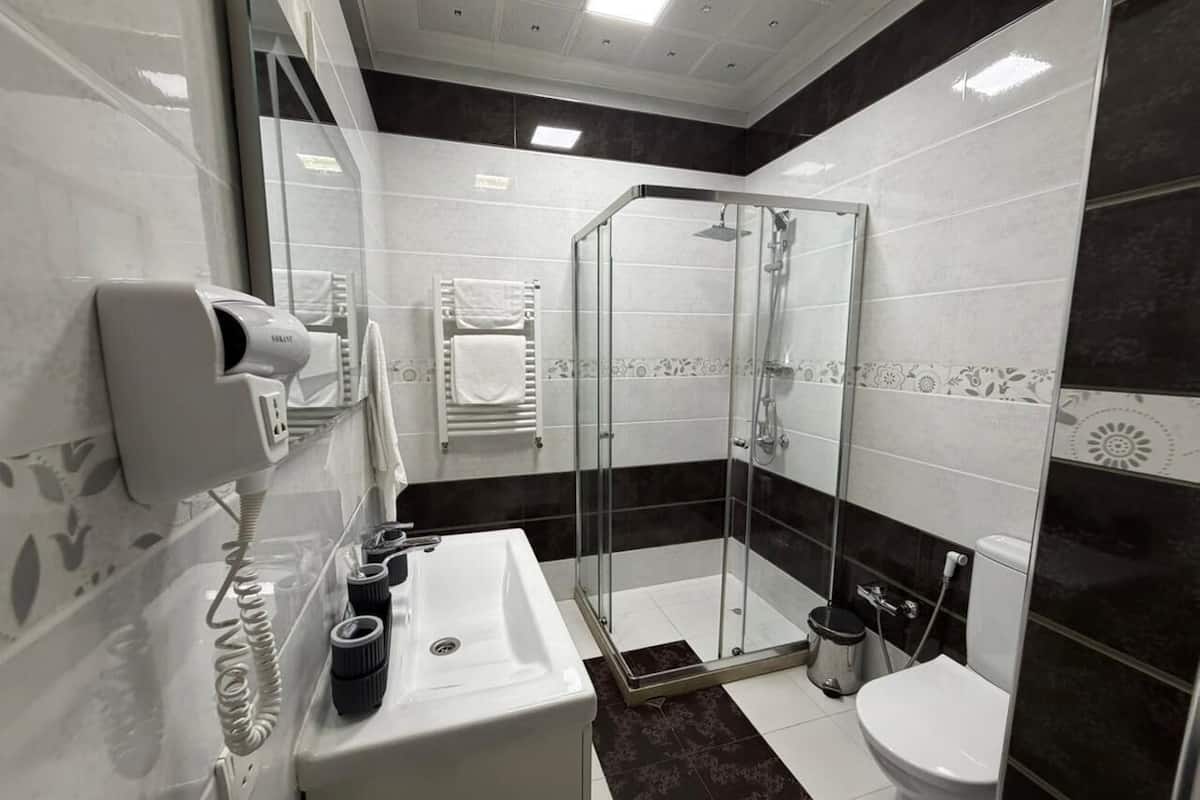 Classic tvåbäddsrum - utsikt mot staden | Gratis produkter i minibar, skrivbord och mörkläggningsgardiner