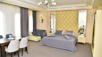 Phòng Cao cấp, quang cảnh thành phố | Minibar với thức uống miễn phí, bàn