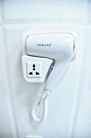 Dusch, hårtork, tofflor och handdukar