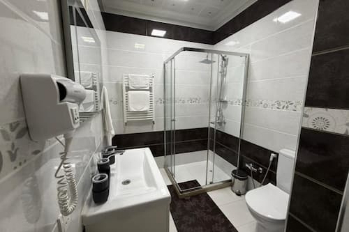 Camera Economy, vista cortile | Bagno | Doccia, asciugacapelli, pantofole, asciugamani