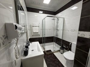 Economy Room, Courtyard View | Bathroom | Shower, hair dryer, slippers, towels