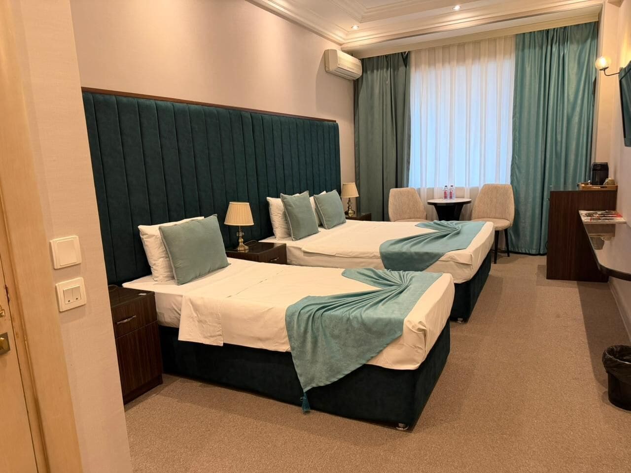 Een gratis minibar, een bureau, verduisterende gordijnen