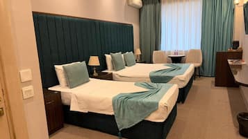 Minibar con artículos gratuitos, escritorio y cortinas blackout