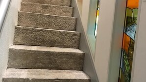 Eine Treppe mit Steinstufen, die zu einer Zwischenebene führen.