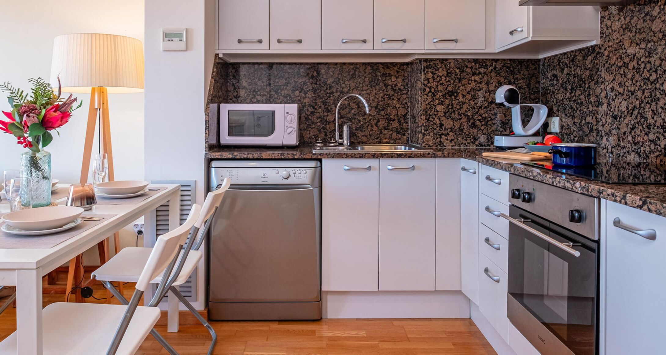 Jääkaappi, mikroaaltouuni, uuni, liesi