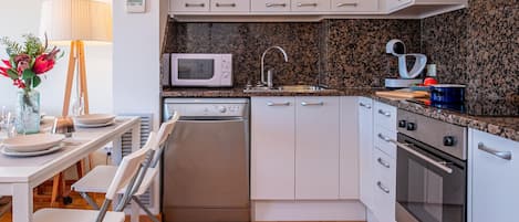 Jääkaappi, mikroaaltouuni, uuni, liesi