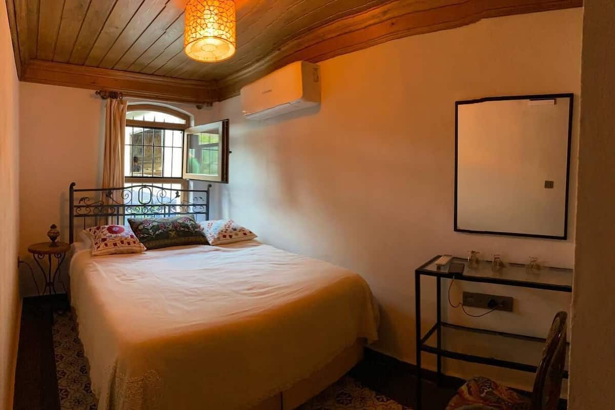 Small Double Room | Free WiFi, bed sheets