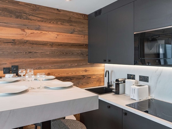 Køleskab, mikrobølgeovn, opvaskemaskine, kaffe-/temaskine