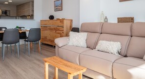 TV - Apartment with Terrace and Parking 5 min from Beach (Palamós)