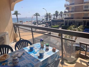Outdoor dining - 2-room apartment in Fréjus, near the beach (Fréjus)