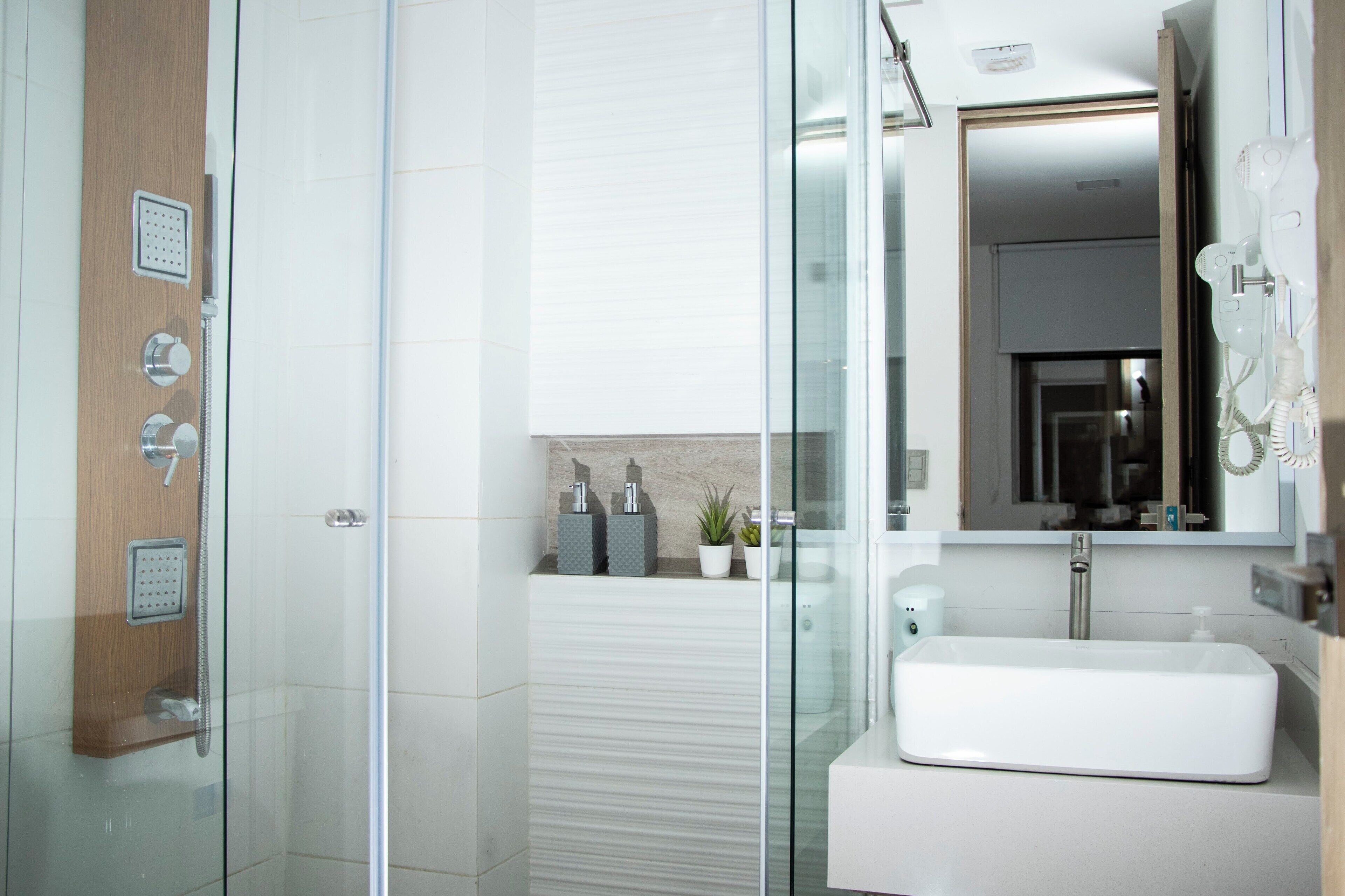 标准开间 | 浴室 | 淋浴设施、大花洒淋浴喷头、免费洗浴用品、吹风机