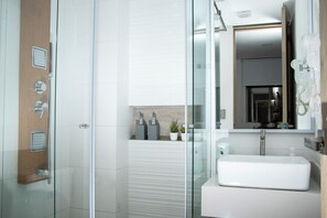 Studio – standard | Bad | Dusj, regndusjhode, toalettartikler (inkludert) og hårføner