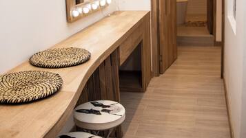 Elite Apartment | Desk, blackout curtains, free WiFi, bed sheets