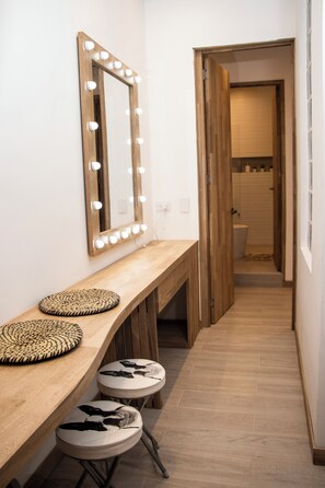 Bureau, rideaux occultants, Wi-Fi gratuit, draps fournis