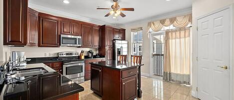 Jääkaappi, mikroaaltouuni, uuni, liesi