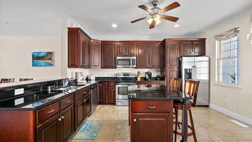 Refrigerador, microondas, horno y parrilla de estufa