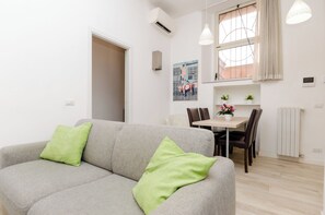 아파트 | 거실 공간 | 케이블 채널 시청이 가능한 42인치 스마트 TV