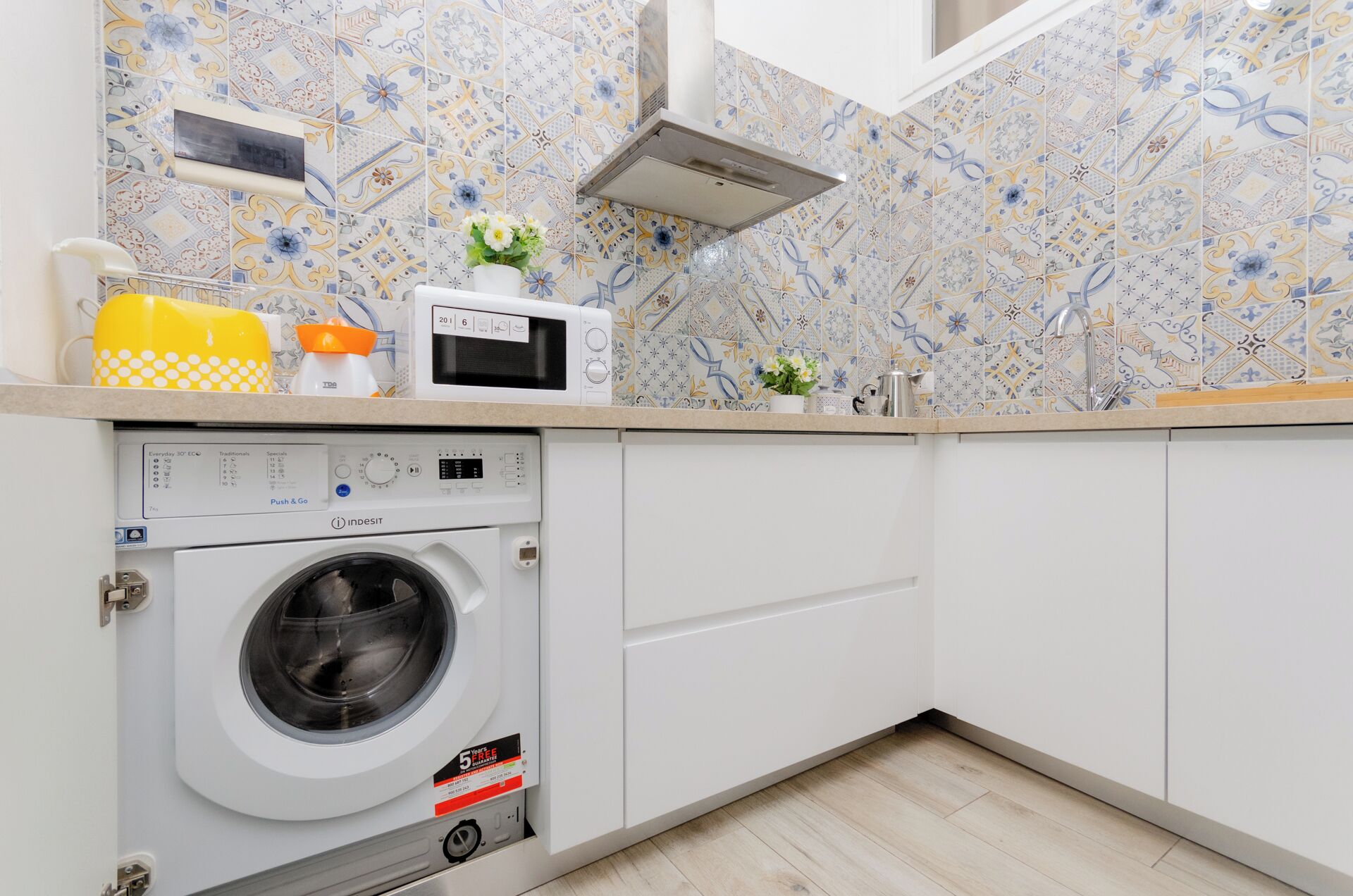 Microondas, horno, placa de cocina, cafetera expreso