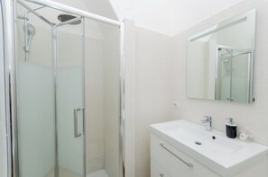 apartman | Fürdőszoba | Zuhanyzó, hajszárító, törölközők és szappan