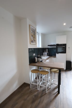 Fridge, microwave, oven, stovetop - Quiet house near train station & town center. Pets welcome! (Brive-la-Gaillarde)