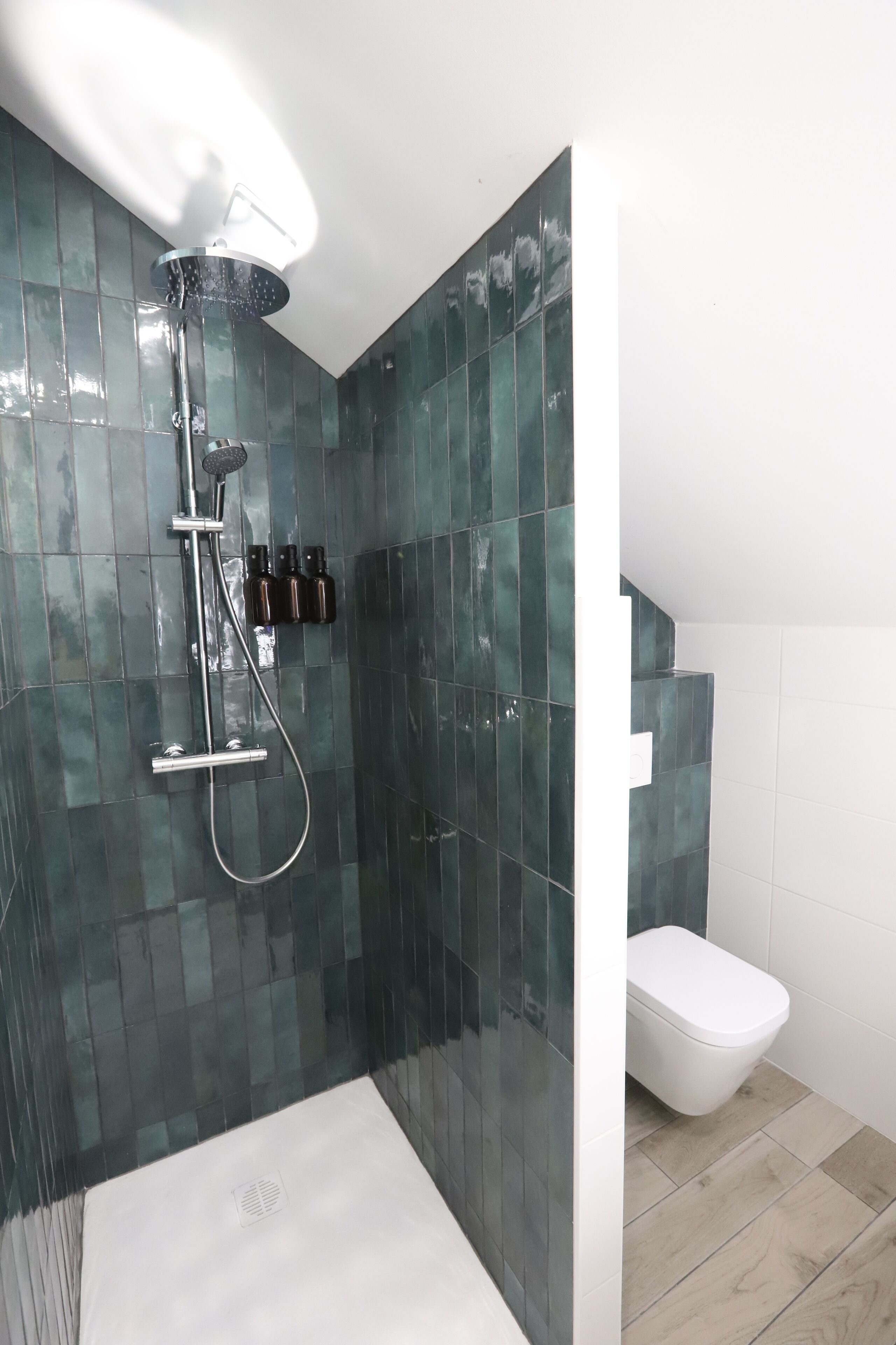 Een douche, een haardroger, handdoeken, zeep