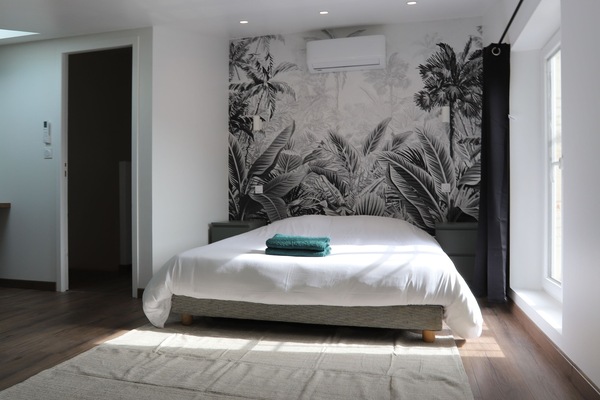 2 habitaciones, escritorio y tabla de planchar con plancha