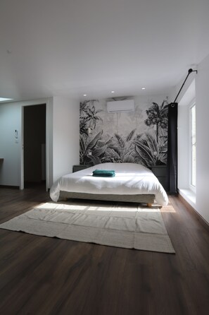 2 habitaciones, escritorio y tabla de planchar con plancha 
