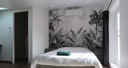 Quiet house near train station & town center. Pets welcome!