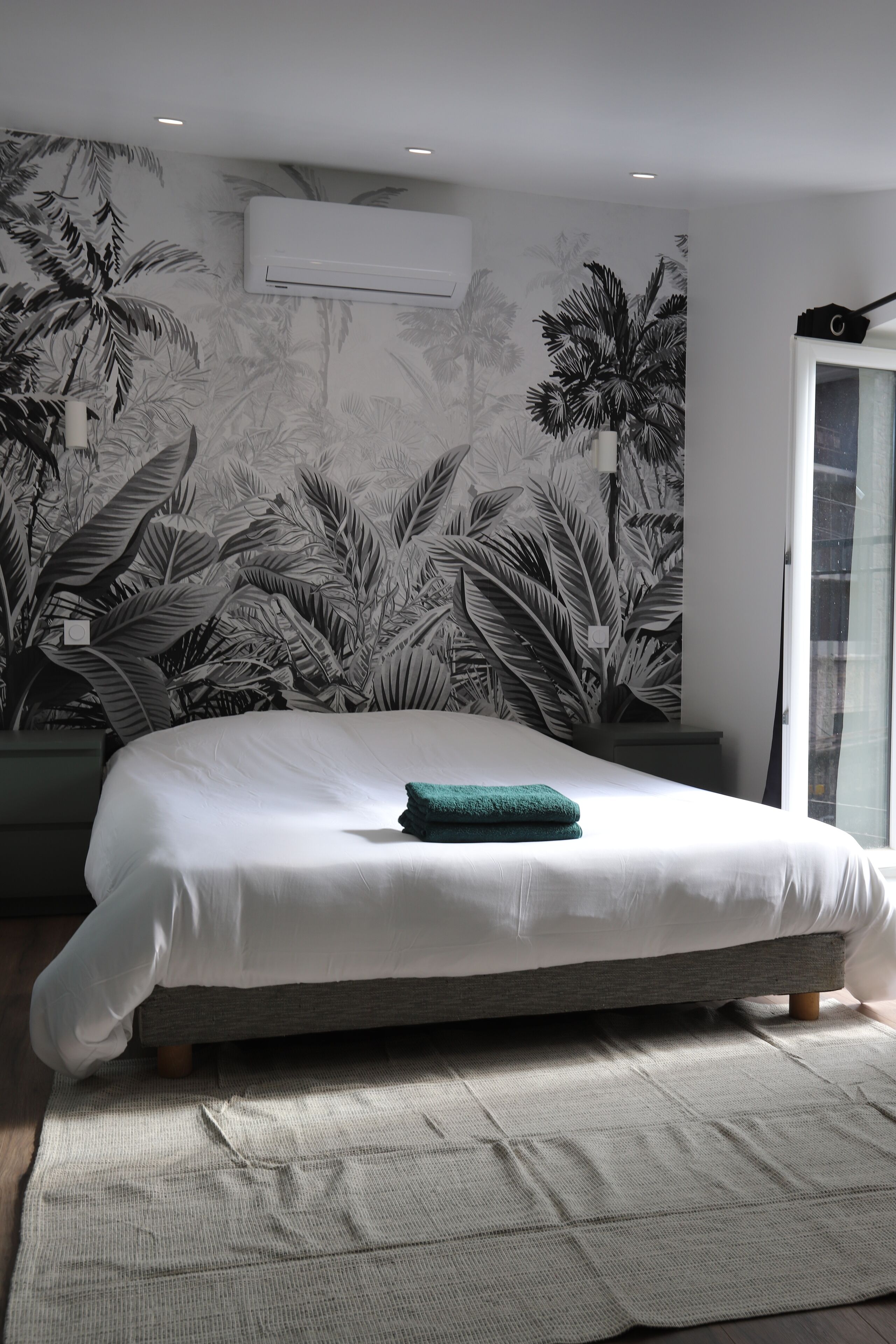 2 habitaciones, escritorio y tabla de planchar con plancha 